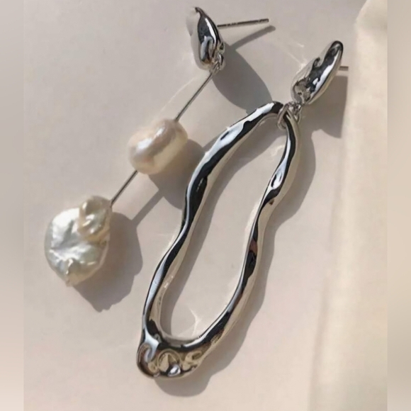 ‼️NEW IN‼️Silver Pearl Drop Earrings+Gift Box 🎁 - Picture 3 of 7